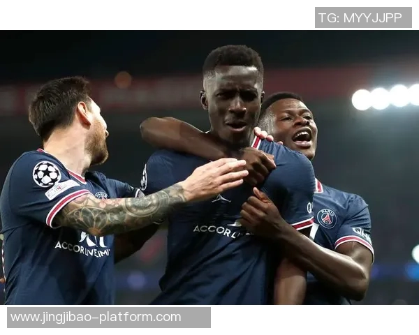 欧联杯：巴黎圣日耳曼与曼联激战成平局转会传闻引发热议