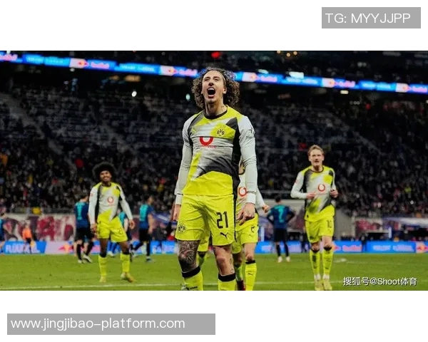 足总杯激战多特蒙德与那不勒斯战成平局精彩瞬间引发全场热烈反响 足总杯激战多特蒙德与那不勒斯战成平局精彩瞬间引发全场热烈反响